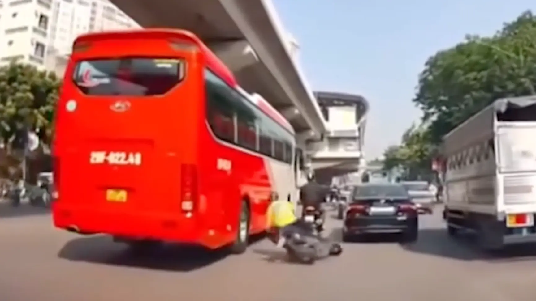 Xe máy phóng nhanh ngã ngay bánh xe khách